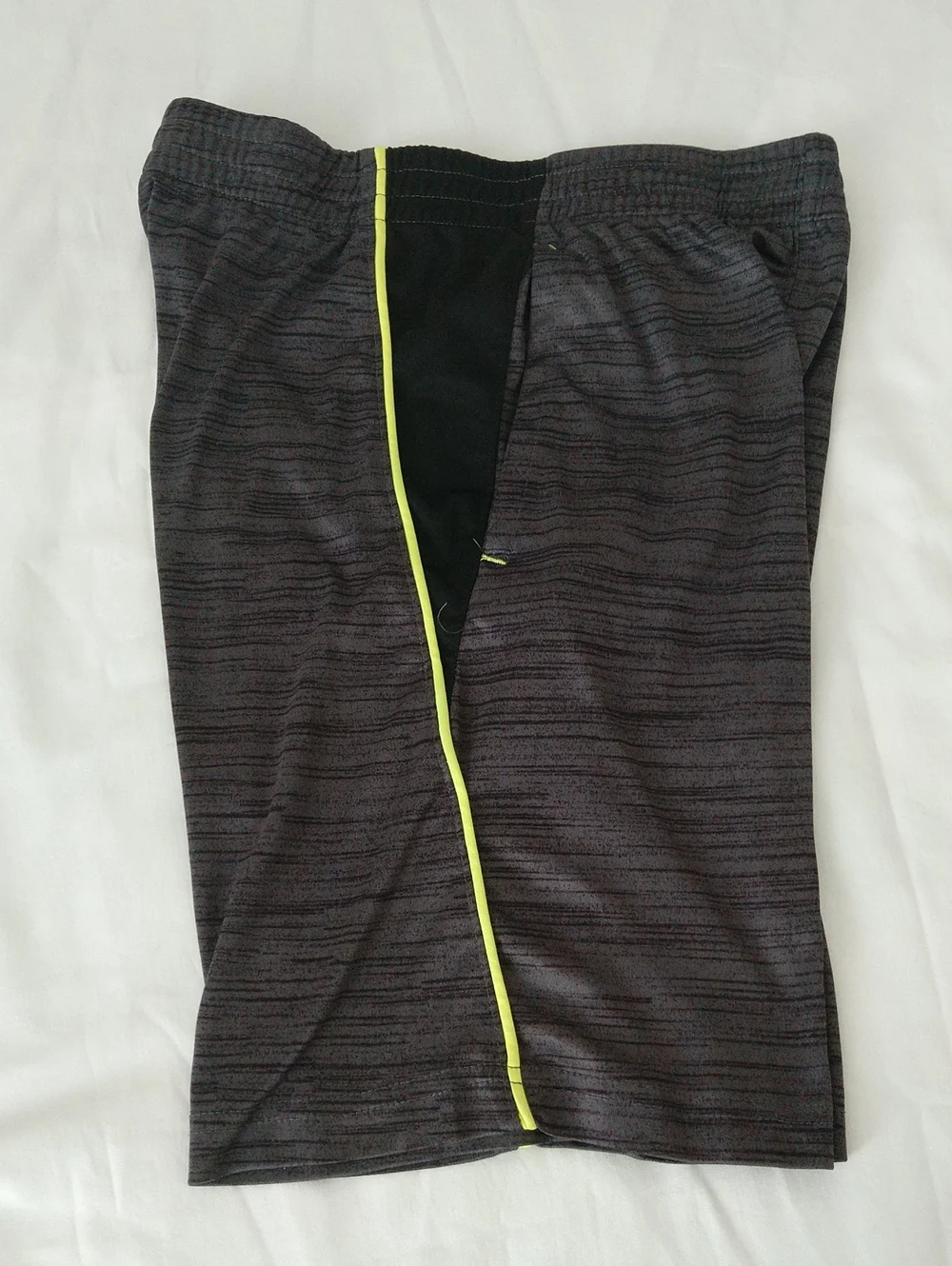 Spalding Boys Dark Grey, Black And Neon Green Athletic Shorts Size M (10-12)